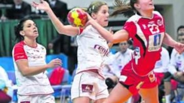 <b>VELOCIDAD. </b>Herren supera a Barnó en un contrtagolpe.