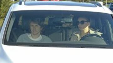TRAS LA PRUEBA. Modric salió del hospital junto a su mujer.