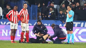 06-02-24. ZARAGOZA. RUBÉN YÁÑEZ ES ATENDIDO AL CAER LESIONADO EN LA ROMAREDA EN LA ACCIÓN QUE DIO LUGAR AL TERCER GOL LOCAL.