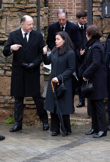 Konstantin de Bulgaria, Lucas Urquijo y Beatriz Moreno de Borbón salen de la catedral Ortodoxa Griega de San Andrés y San Demetrio donde se ha hecho un responso por Su Alteza Real la Princesa Doña Irene de Grecia.