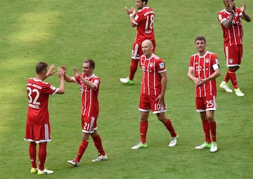 El Bayern homenajea a Xabi Alonso y Phillipp Lahm en su último partido