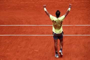 Hasta la fecha, Nadal ha jugado un total de 475 partidos en tierra a lo largo de su carrera. Se dice pronto, desde que empezara a ganar títulos como profesional en 2004, pero más miedo da su balance: 436 victorias por sólo 39 derrotas. Esto se traduce en un porcentaje de victoria del 91,79%, récord absoluto en la historia del tenis. Donde no encabeza la lista es en el total de triunfos, privilegio que le corresponde a Guillermo Vilas con 670. La cifra quizás sea inalcanzable incluso para el propio Nadal, pero cabe señalar que en el siglo pasado se disputaban muchísimos más torneos sobre esta superficie.