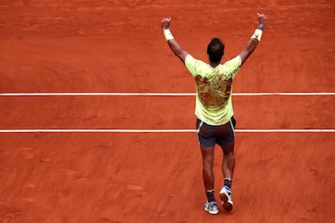 Hasta la fecha, Nadal ha jugado un total de 475 partidos en tierra a lo largo de su carrera. Se dice pronto, desde que empezara a ganar títulos como profesional en 2004, pero más miedo da su balance: 436 victorias por sólo 39 derrotas. Esto se traduce en un porcentaje de victoria del 91,79%, récord absoluto en la historia del tenis. Donde no encabeza la lista es en el total de triunfos, privilegio que le corresponde a Guillermo Vilas con 670. La cifra quizás sea inalcanzable incluso para el propio Nadal, pero cabe señalar que en el siglo pasado se disputaban muchísimos más torneos sobre esta superficie.