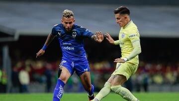 Duvan Vergara y Brian Rodriguez, de Monterrey y América, pelean por la pelota en partido del Clausura 2023 de la Liga MX.