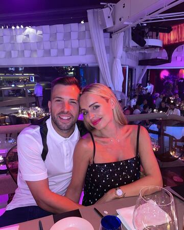 Jordi Alba se quedó a las puertas de pasar a la final de la Eurocopa con España, pero este verano sin duda lo recordará para siempre tras haberle pedido matrimonio a su novia, Romarey Ventura, quien dijo que sí. Después de una relación de seis años y dos hijos en común, la feliz pareja se casará en este 2022 en una boda que promete ser grande.