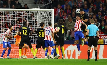 El altísimo central inglés ganó en el salto a Ruggeri y recortó a la mitad la ventaja del Atlético.