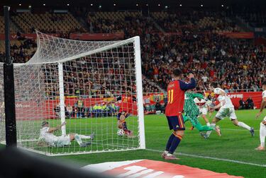 2-2. Despeje bajo palos de Merih Demiral al remate de Yeremy Pino, el balón rebota en Çaglar Söyüncü y Mikel Oyarzabal atento, empuja el balón a placer para anotar el segundo.