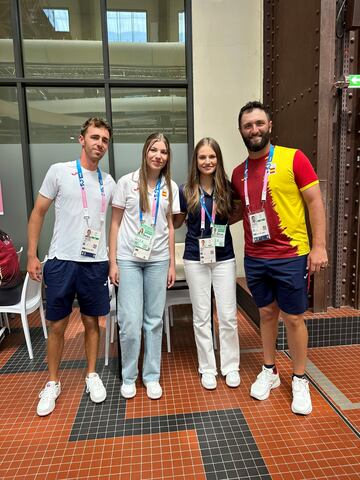 La Princesa de Asturias y la Infanta Sofía, con el golfista español Jon Rahm en la Villa Olímpica dondes se aloja la delegación española. 