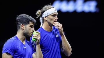 Carlos Alcaraz y Alexander Zverev hablan durante su partido contra Taylor Fritz y Ben Shelton en la Laver Cup de Berlín.