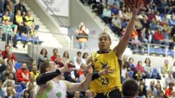 Carl English frente a Stimac y Toolson.