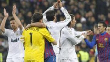 <b>AL FINAL, BUEN AMBIENTE.</b> La deportividad reinó al final del partido y tanto los jugadores del Real Madrid como los del Barcelona se saludaron sobre el césped a la conclusión del encuentro. Los madridistas agredecieron el apoyo del Bernabéu, que correspondió con un aplauso a su esfuerzo. En la imagen, Casillas se abraza con Puyol y Sergio Ramos estrecha la mano de Pedro. Así fue y así debe ser siempre.