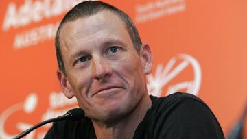 Lance Armstrong habla ante los medios antes de competir en el Tour Down Under 2009.