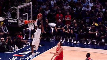 LeBron James hace un mate ante Alemania.