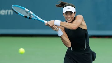 Garbi&ntilde;e Muguruza devuelve una bola ante Simona Halep en la final del Western and Southern Open de Cincinnati.