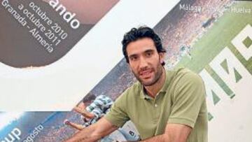 <b>UN PRESIDENTE FELIZ. </b>Fernando Sanz posa para este periódico con un cartel de la Peace Cup