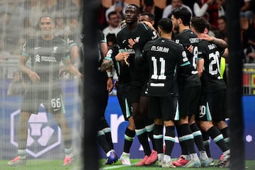 Ibrahima Konate gan車 por elevaci車n a Mike Maignan en un tiro libre ejecutado por Trent Alexander-Arnold desde la izquierda. (Photo by PIERO CRUCIATTI / AFP)