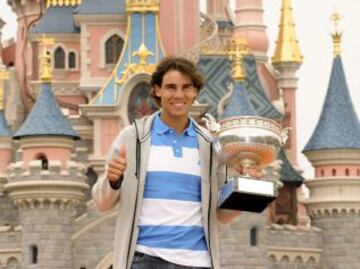 El tenista español Rafael Nadal, en las instalaciones de Eurodisney en París, donde hoy acudió para celebrar su octavo triunfo en el torneo de Roland Garrós tras derrotar ayer en la final a David Ferrer.