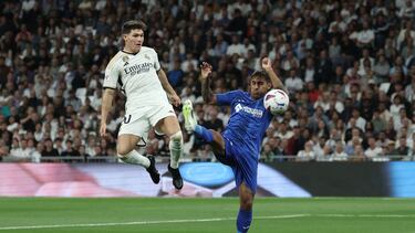 Fran Garcia pugna con el uruguayo Damián Suárez durante el partido que enfrentó al Real Madrid con el Getafe.