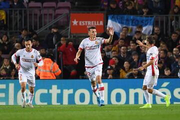 Gámez es el que pone el centro desde la banda derecha del ataque del Mallorca y Ter Stegen, que mide mal, no puede más que mirar a Budimir mientras el jugador bermellón remata a gol.