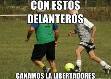 Hinchas de Colo Colo y Universidad de Chile se enfrentaron en las web con los memes.