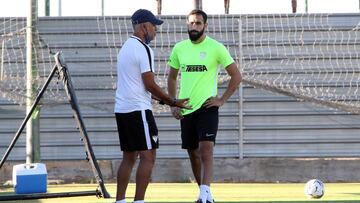 Jos&eacute; Rodr&iacute;guez conversa con Pellicer durante un entrenamiento.