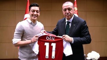 El futbolista Mesut &Ouml;zil con el presidente de Turqu&iacute;a, Recep Tayyip Erdogan, en una fotograf&iacute;a que vio la luz el de mayo de  2018 generando una gran pol&eacute;mica y provocando que el jugador acabara renunciando a la selecci&oacute;n alemana.