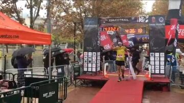 Luis Alberto Hernando, a su llegada a meta en la Falcotrail, niega que fuese el ganador de la prueba tras saltarse por error un kil&oacute;metro en el tramo final.