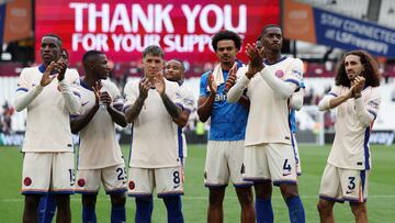 London (United Kingdom), 21/09/2024.- Chelsea players applaud to supporters after winning the English Premier League soccer match between West Ham United and Chelsea in London, Britain, 21 September 2024. (Reino Unido, Londres) EFE/EPA/ANDY RAIN EDITORIAL USE ONLY. No use with unauthorized audio, video, data, fixture lists, club/league logos, 'live' services or NFTs. Online in-match use limited to 120 images, no video emulation. No use in betting, games or single club/league/player publications.