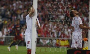 Los jugadores del Sevilla se lamentan del gol del Barcelona 