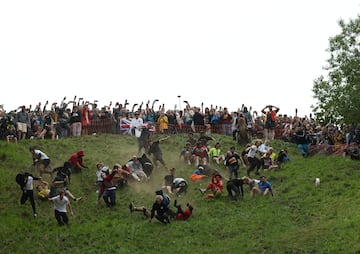 La carrera consiste en atrapar un queso de Gloucester arrojado desde la colina de Cooper, con una cada de 182 metros en la localidad de Brockworth. Los competidores deben bajar por la ladera del cerro para atraparlo y el primero en conseguirlo se proclama vencedor.