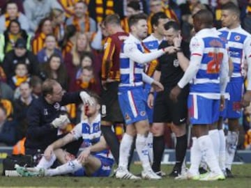 El jugador del Reading FC, Alex Pearce, sufrió un golpe en la nariz que le hizo sangrar tanto que tuvo que desnudarse para poder limpiar toda la sangre y así poder volver al partido contra el Bradford City.
