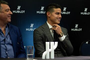 James Rodríguez habló en rueda de prensa en Bogotá. El mediocampista  aseguró que se quedará en Bayern Múnich hasta terminar su contrato en junio del próximo año y dijo que espera que se nombre pronto al técnico de la Selección Colombia.