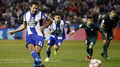 Celso Borges lanza el penalti que le da el empate al Deportivo de la Coru&ntilde;a contra el Betis en el partido aplazado de la jornada 21 de Liga Santander. 