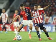 AMDEP3385. ASUNCIÓN (PARAGUAY), 14/04/2026.- Jorge Morel (i) de Cerro Porteño disputa el balón con Jesús Rivas de Junior este martes, en un partido de la fase de grupos de la Copa Libertadores entre Cerro Porteño y Junior en el estadio La Nueva Olla en Asunción (Paraguay). EFE/ Juan Pablo Pino