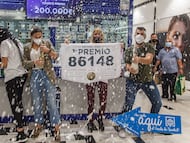 Empleados de la administración situada en el centro comercial El Mirador de las Palmas de Gran Canaria celebran con varios agraciados que han vendido parte del número 86148 correspondiente al 'Gordo' del Sorteo Extraordinario de la Lotería de Navidad, a 22 de diciembre de 2021, en Las Palmas de Gran Canaria, Gran Canaria, Islas Canarias (España). El sorteo de este año ha repartido 2021 un total de 2.408 millones de euros en premios, la misma cantidad que el año anterior. Entre los premios repartidos por la Lotería de Navidad destaca el popularmente conocido como 'Gordo' de Navidad, el primer premio, de 400.000 euros al décimo. El segundo premio es de 125.000 euros al décimo.
22 DICIEMBRE 2021;GORDO;MADRID;AVE;LOTERIA;DECIMOS
Europa Press
22/12/2021