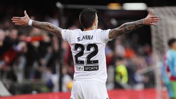Santi Mina celebra uno de los dos goles que marcó al Rayo en la pasada jornada.