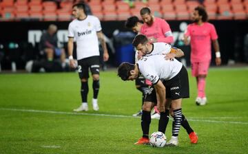 Gayà le da un consejo a Soler antes de lanzarle un penalti a Courtois.