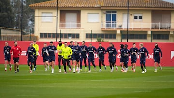 GRAFCAT4205. VILABLAREIX (GIRONA) (ESPAÑA), 21/02/2025.- Los jugadores del Girona FC, durante el entrenamiento que realiza el equipo en las instalaciones de la City Football Academy Girona , para preparar el partido de liga que disputarán el domingo ante el Real Madrid en el Santiago Bernabeu. EFE/ David Borrat