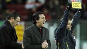 El entrenador del Sevilla, Unai Emery (c), durante el partido de Liga ante el FC Barcelona disputado esta noche en el Camp Nou.