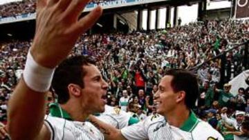 <b>FIESTA FRANJIVERDE. </b>Edu Albacar estalla de felicidad y celebra con la afición del Elche el primer gol de su equipo.