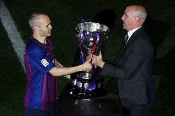 Luis Rubiales, presidente de la RFEF, entregó a Andrés Iniesta la copa de LaLiga.