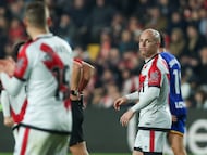 MADRID, 02/01/2026.- El centrocampista del Rayo Vallecano Isi Palazón durante el encuentro de la jornada 18 de LaLiga que Rayo Vallecano y Getafe CF disputan este viernes en el estadio de Vallecas. EFE/Kiko Huesca