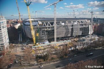 Las obras de remodelaci¨®n del estadio del Real Madrid siguen a buen ritmo y encaran la recta final para su estreno la pr¨®xima temporada.
