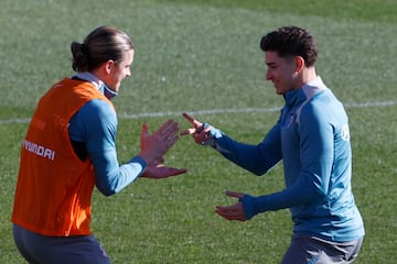 Gallagher y Julin Alvarez bromean durante el ltimo entrenamiento del Atltico.