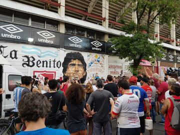 Aficionados se reúnen a las puertas del estadio Diego Armando Maradona, en el barrio de La Paternal.