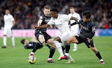 Vinicius intenta llevarse el balón entre Illarramendi y Kubo.