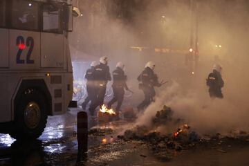 La capital belga y el país vecino han vuelto a ser el epicentro de algunos disturbios provocados por los aficionados de la selección marroquí tras su eliminación del Mundial. Se lanzaron petardos y bombas de humo hacia la policía.