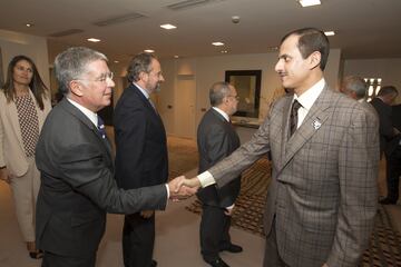 Alejandro Elortegui, director Adjunto de AS, saluda a Shk. Khalid bin Thani bin Abdullah Al Thani, vicepresidente de Dar Al Sharq.