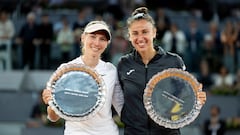 Cristina Bucsa y Sara Sorribes, con el trofeo de campeonas del Madrid Open.
