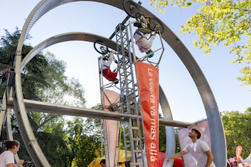 AS celebró la última etapa de La Vuelta 2024 con varias actividades en la ‘fan zone’. El público pudo montarse en un looping o participar en una competición de bicicletas estáticas y  poner a prueba sus conocimientos sobre La Vuelta con un juego de preguntas.